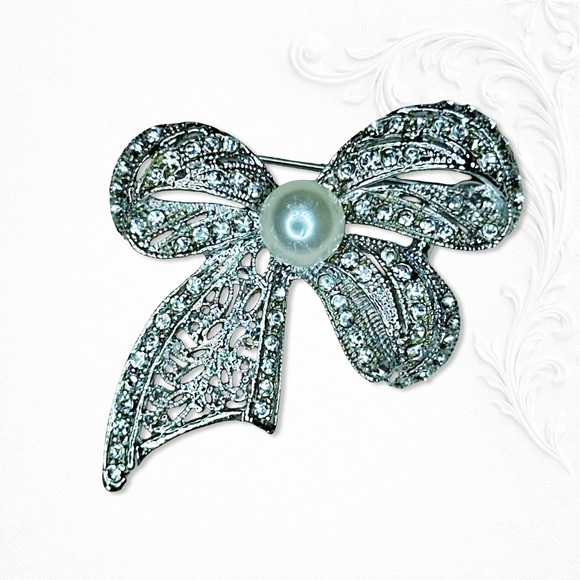 Jewelry - 4622. Silvertone Bow Brooch with Faux Pearl Accent